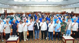 Wagub Jabar Erwan Setiawan berpose bersama sesaat sebelum menutup Konferprov PWU Jabar di hotel Horison Ultima, Kamis (13/8). 