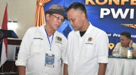 Oland (kiri) bersama Ketua PWI Jabar terpilih Tantan Sulthon Bukhawan saat Konferprov PWI Jabar 2026.PJ/Dok