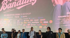 Para pemain Dan Bandung foto bareng sebelum Gala Premiere di XXI Ciwalk Bandung. PJ/Mal