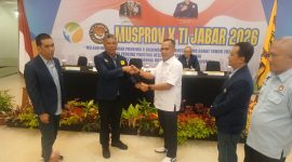 Ketua Umum Pengprov TI Jabar terpilih periode 2026-2030 Divie, SH.MH (dua dari kiri) saat menerima palu kehormatan dan langsung menutup agenda Musda X Pengprov TI Jabar 2026. PJ/Joel