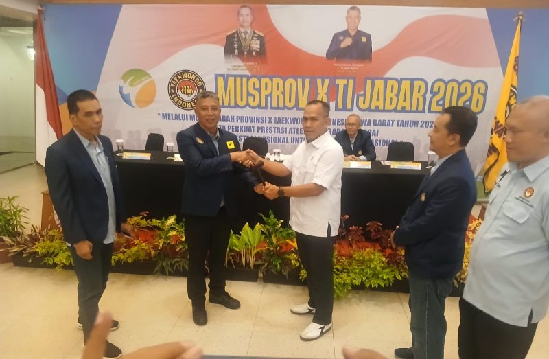 Ketua Umum Pengprov TI Jabar terpilih periode 2026-2030 Divie, SH.MH (dua dari kiri) saat menerima palu kehormatan dan langsung menutup agenda Musda X Pengprov TI Jabar 2026. PJ/Joel