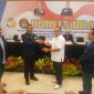 Ketua Umum Pengprov TI Jabar terpilih periode 2026-2030 Divie, SH.MH (dua dari kiri) saat menerima palu kehormatan dan langsung menutup agenda Musda X Pengprov TI Jabar 2026. PJ/Joel