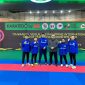 Para karateka Jabar Foto bersama dengan  President Karate Philipina, Richard Liem. PJ/Dok