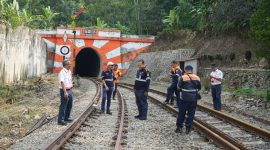 Petugas saat melakukan pemeriksaan petak jalan rel, maupun di dalam rangkaian kereta api. Dok