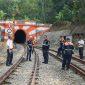 Petugas saat melakukan pemeriksaan petak jalan rel, maupun di dalam rangkaian kereta api. Dok