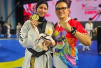 Aqila peraih medali emas foto bersama dengan Ketua Pengcab TI Kota Bandung Master Dedi Heryadi. PJ/Dok