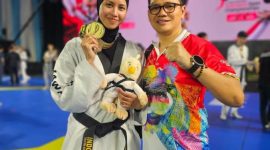 Aqila peraih medali emas foto bersama dengan Ketua Pengcab TI Kota Bandung Master Dedi Heryadi. PJ/Dok