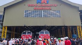 Kemeriahan peringatan 17 an di lingkungan Daop 2 Bandung saat lomba tarik lokomotif digelar di Depo Lokomotif, Selasa (18/8/). PJ/Mal
