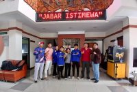 Ketua Umum FORKI Jabar Gianto Hartono, SE (kedua kanan) saat saat melepas atlet karate pada Kejuaraan 