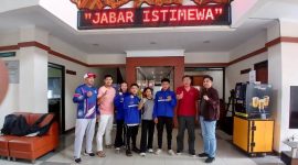 Ketua Umum FORKI Jabar Gianto Hartono, SE (kedua kanan) saat saat melepas atlet karate pada Kejuaraan 