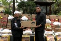 Asep KREMLIN saat membagikan sembako untuk para santri dan dhuafa. PJ/Mal