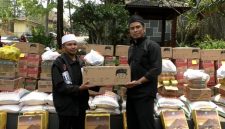 Asep KREMLIN saat membagikan sembako untuk para santri dan dhuafa. PJ/Mal