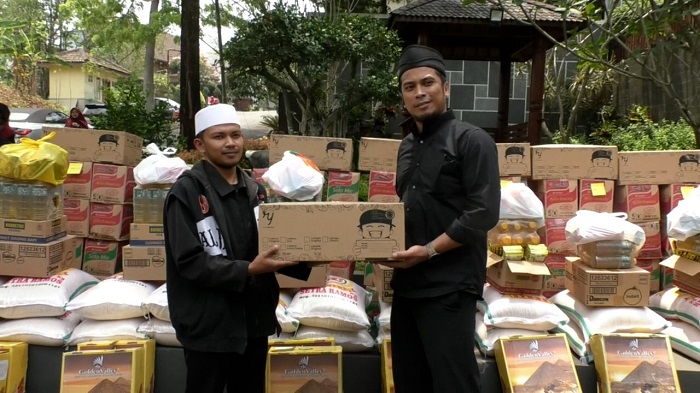 Asep KREMLIN saat membagikan sembako untuk para santri dan dhuafa. PJ/Mal