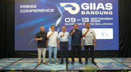 Sekretaris Umum GAIKINDO, Kukuh Kumara berpose bersama panitia GIIAS 2026 Bandung. PJ/Dok