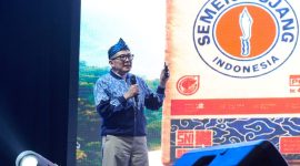 Direktur Sales dan Marketing SIG, Dicky Saelan memberikan paparan keunggulan merek Semen Kujang dalam acara Grand Launching Semen Kujang di Hotel InterContinental, Bandung, Jumat lalu. PJ/Dok