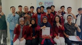 Wakil Rektor III USB YPKP Bandung, Dr. Nurhaeni Sikki S.AP., M.AP dan mahasiswa USB., berpose bersama pengurus PWI Kota Bandung. PJ/Dok
