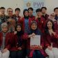 Wakil Rektor III USB YPKP Bandung, Dr. Nurhaeni Sikki S.AP., M.AP dan mahasiswa USB., berpose bersama pengurus PWI Kota Bandung. PJ/Dok