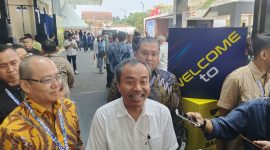 Asda Bidang pembangunan dan perekonomian Pemprov Jabar Sumasna bersama Ketua Harian GAIKINDO Anton Kumonthi saat memberikan keterangan kepada wartawan usai pembukaan GIIAS Bandung 2026. PJ/Mal
