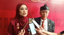 Prof. Diana saat diwawacarai usai pelantikan Rektor USB. PJ/Dok