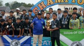 Salah satu perwakilan klub menerima piala dari Asprov PSSI Jabar di ajang Soeratin 2026. Dok