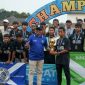 Salah satu perwakilan klub menerima piala dari Asprov PSSI Jabar di ajang Soeratin 2026. Dok