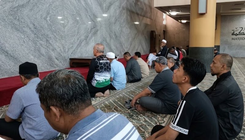 Ratusan jamaah Masjid Agung Bandung, mengirimkan doa untuk para jurnalis. PJ/Dok