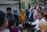 Menteri Wihaji saat mengunjungi rumah Nabil, salah seorang penerima bantuan GENTING di Indramayu. PJ/Dok