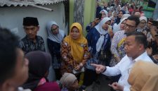 Menteri Wihaji saat mengunjungi rumah Nabil, salah seorang penerima bantuan GENTING di Indramayu. PJ/Dok