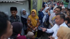 Menteri Wihaji saat mengunjungi rumah Nabil, salah seorang penerima bantuan GENTING di Indramayu. PJ/Dok