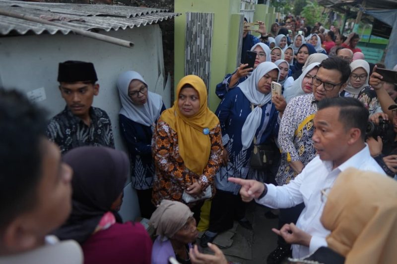 Menteri Wihaji saat mengunjungi rumah Nabil, salah seorang penerima bantuan GENTING di Indramayu. PJ/Dok