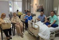 Balon Ketum KONI Jabar Mayjen TNI (Purn) Dwi Jati Utomo (dua dari kanan) saat membesuk Manejer Persib H. Umuh Muchtar yang sedang sakit. PJ/Dok