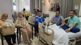 Balon Ketum KONI Jabar Mayjen TNI (Purn) Dwi Jati Utomo (dua dari kanan) saat membesuk Manejer Persib H. Umuh Muchtar yang sedang sakit. PJ/Dok