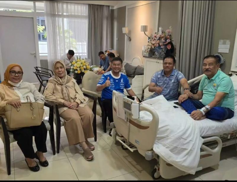 Balon Ketum KONI Jabar Mayjen TNI (Purn) Dwi Jati Utomo (dua dari kanan) saat membesuk Manejer Persib H. Umuh Muchtar yang sedang sakit. PJ/Dok