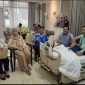 Balon Ketum KONI Jabar Mayjen TNI (Purn) Dwi Jati Utomo (dua dari kanan) saat membesuk Manejer Persib H. Umuh Muchtar yang sedang sakit. PJ/Dok
