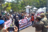 Sejumlah masyarakat yang tergabung dari berbagai organisasi melakukan aksi unjuk rasa meminta Wabup Sumedang Mundur. PJ/Dok