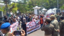 Sejumlah masyarakat yang tergabung dari berbagai organisasi melakukan aksi unjuk rasa meminta Wabup Sumedang Mundur. PJ/Dok