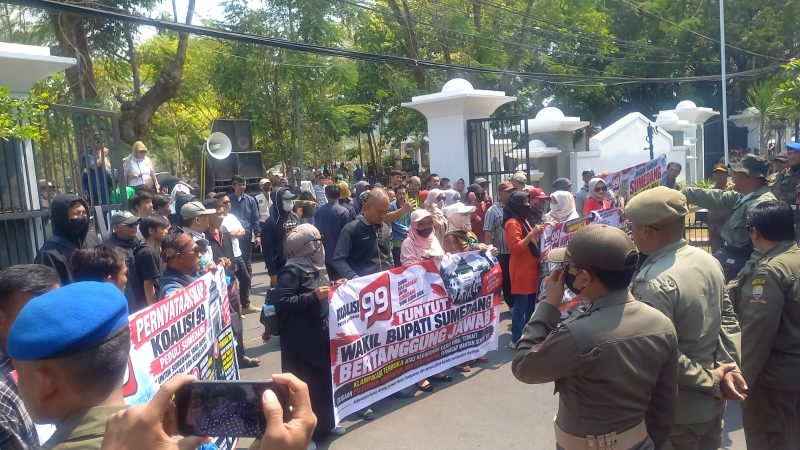 Sejumlah masyarakat yang tergabung dari berbagai organisasi melakukan aksi unjuk rasa meminta Wabup Sumedang Mundur. PJ/Dok