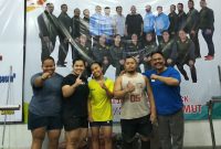 Mas Tri (paling kanan baju biru) bersama peraih medali emas PON Sumut-Aceh Tahun 2024. Dari kiri, Fitria, Maria, Susi dan Amir dukung Gianto Hartono jadi Ketum KONI Jabar. PJ/Joel