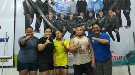 Mas Tri (paling kanan baju biru) bersama peraih medali emas PON Sumut-Aceh Tahun 2024. Dari kiri, Fitria, Maria, Susi dan Amir dukung Gianto Hartono jadi Ketum KONI Jabar. PJ/Joel