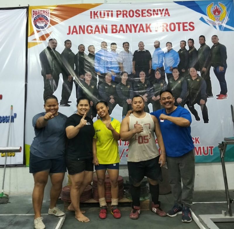 Mas Tri (paling kanan baju biru) bersama peraih medali emas PON Sumut-Aceh Tahun 2024. Dari kiri, Fitria, Maria, Susi dan Amir dukung Gianto Hartono jadi Ketum KONI Jabar. PJ/Joel