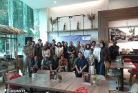 Manajemen Grand Cordela Hotel Bandung bersama awak media dan KOL berpose bersama usai Media Gathering. PJ/Dok