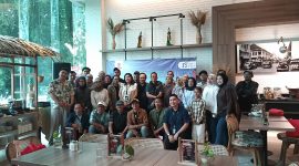 Manajemen Grand Cordela Hotel Bandung bersama awak media dan KOL berpose bersama usai Media Gathering. PJ/Dok