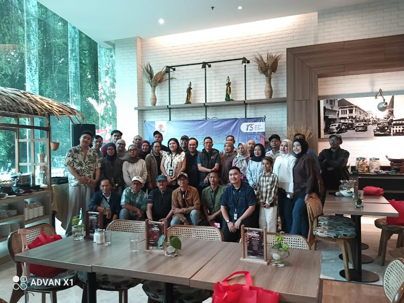 Manajemen Grand Cordela Hotel Bandung bersama awak media dan KOL berpose bersama usai Media Gathering. PJ/Dok