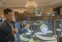 Leslie saat memperkenalkan perhiasan diamond MONDIAL di ajang MONDIAL Gala: 