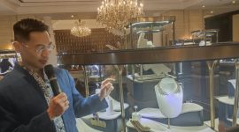 Leslie saat memperkenalkan perhiasan diamond MONDIAL di ajang MONDIAL Gala: 