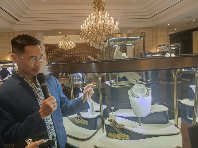 Leslie saat memperkenalkan perhiasan diamond MONDIAL di ajang MONDIAL Gala: 