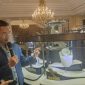 Leslie saat memperkenalkan perhiasan diamond MONDIAL di ajang MONDIAL Gala: 
