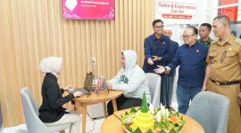 Petugas saat melayani salah seorang pelanggan di GraPARI Pameungpeuk, Garut Selatan. PJ/Dok