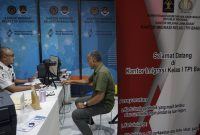 Salah seorang pelaku usaha saat mengurus NIB di Mall Pelayanan Publik. PJ/Dok
