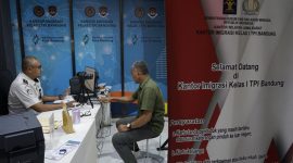 Salah seorang pelaku usaha saat mengurus NIB di Mall Pelayanan Publik. PJ/Dok
